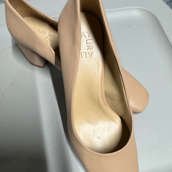 Naturalizer Pump - Picture 1 of 3